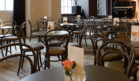 Theater-Location mit Bühne und Gastronomie - Theater bestuhlt