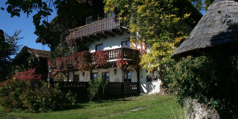 Estate in idyll. Secluded location, mountain views
