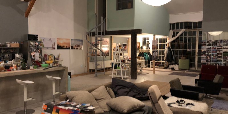 Loft mit hohen Decken und Holzboden in Köln