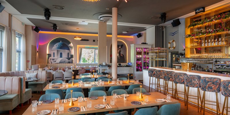 Kymata Modern - Elegant dining room with atmospheric lighting for company celebrations and special occasions.