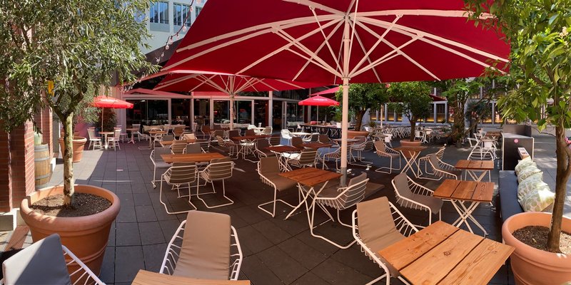 LOCATION gleich am Ausgang der S-Bahn/U-Bahn 