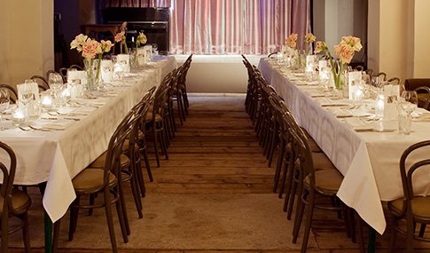 Theater-Location mit Bühne und Gastronomie - Theater mit Tafel
