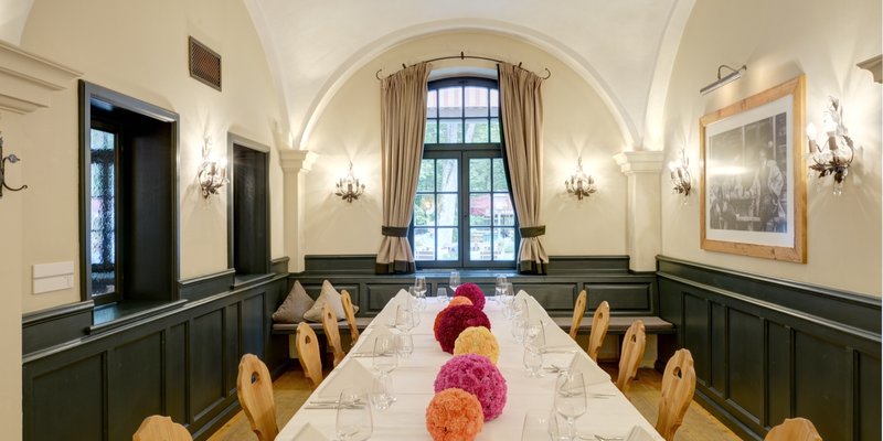 Manor House with arched cellar, Hall and courtyard