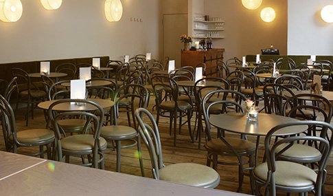 Theater-Location mit Bühne und Gastronomie - Theater bestuhlt