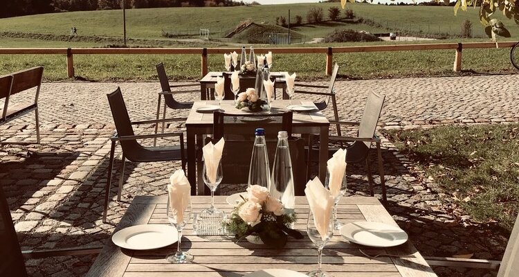 Hofgut m. Hall, chapel, enchanted garden