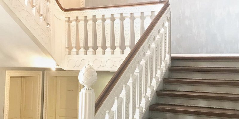 Künstlerverein mit Terrasse, Saal mit Bühne