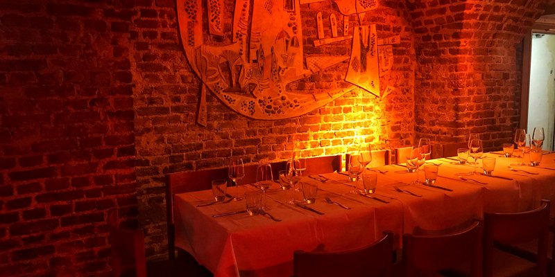 Künstlerverein mit Terrasse, Saal mit Bühne