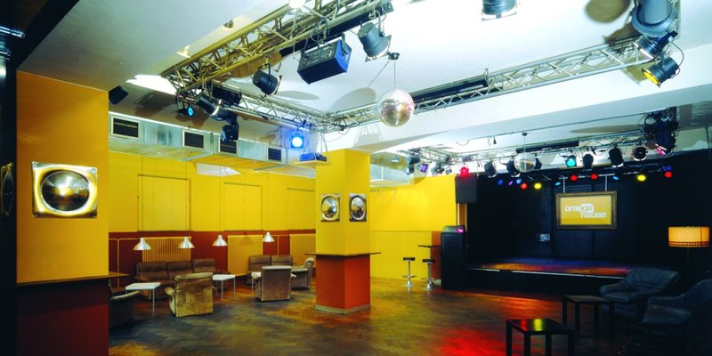 Industrie-Location mit drei Hallen und Cafe