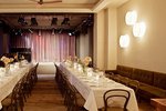 Theater-Location mit Bühne und Gastronomie - Theater mit Tafel