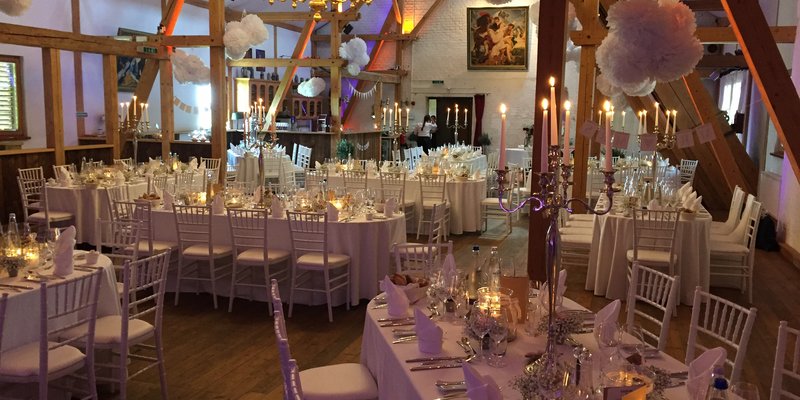 Gutshof bei München mit Kirche und Panorama