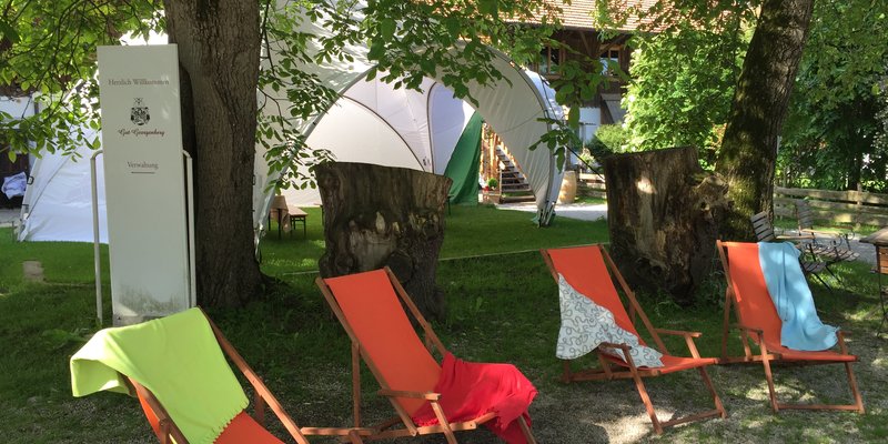 Gutshof bei München mit Kirche und Panorama