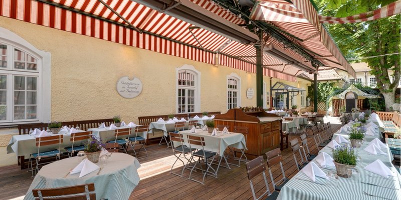 Manor House with arched cellar, Hall and courtyard