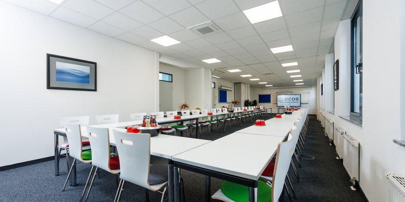 Die besondere Location: ecos work spaces München - Large conference room solution “London+Oslo+Paris” furnished in a U-shape for company presentations, board meetings, assemblies, conferences, and conventions Die besondere Location: ecos work spaces München - Large conference room solution “London+Oslo+Paris” furnished in a U-shape for company presentations, board meetings, assemblies, conferences, and conventions