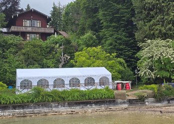 Landhaus mit Festzelt am Starnberger See