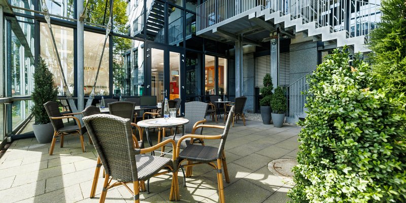 Die besondere Location: ecos work spaces München - Garden terrace with seating for up to 40 people Die besondere Location: ecos work spaces München - Garden terrace with seating for up to 40 people