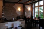 Restaurant mit charmanter Holzvertäfelung