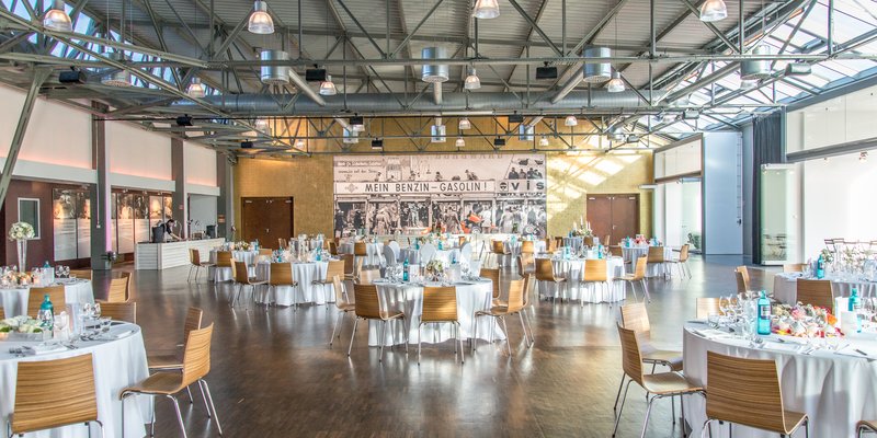 Mehrzweckhalle mit Bezug zu Automobilen