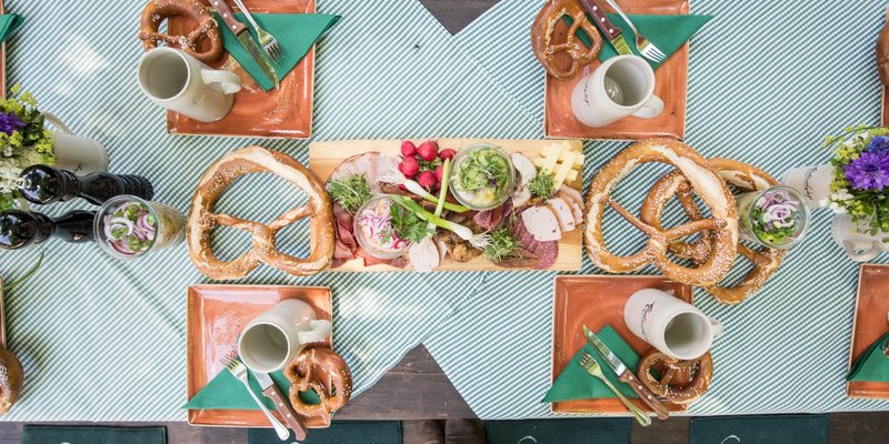 Manor House with arched cellar, Hall and courtyard
