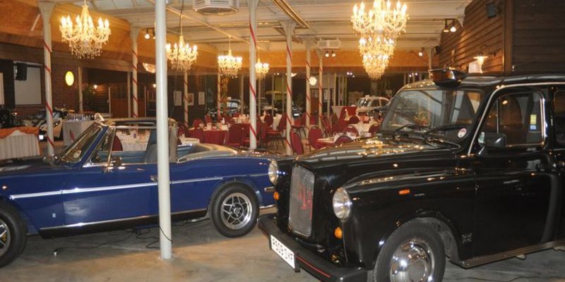 Veranstaltungshalle mit Automobilen