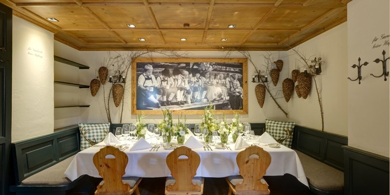 Manor House with arched cellar, Hall and courtyard