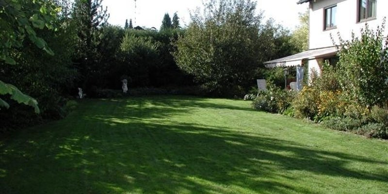 Einfam.-Haus m. Garten u. Teich