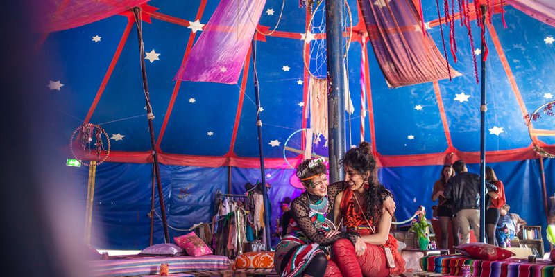 Sommer OpenAir-Location mit Zirkuscharakter