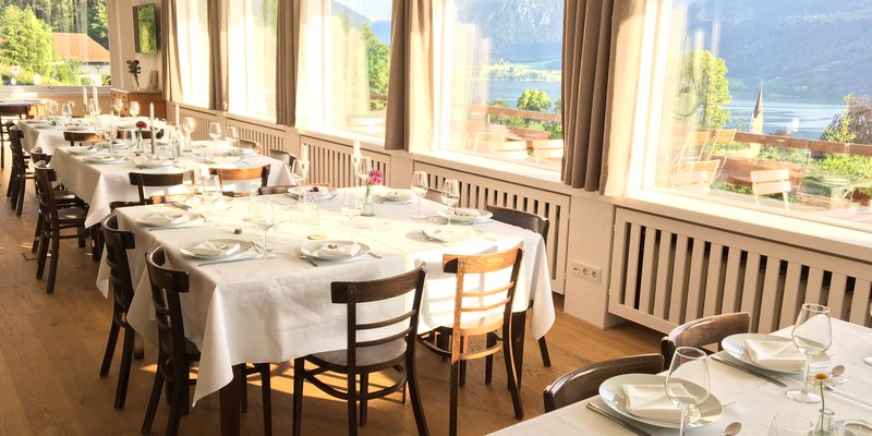 Traumblick auf Schliersee und Voralpen - Festlich eingedeckt zum Abendessen