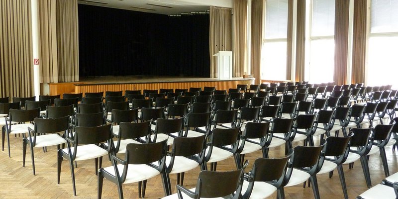 Künstlerverein mit Terrasse, Saal mit Bühne