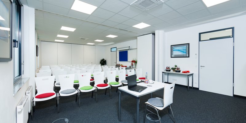 Die besondere Location: ecos work spaces München - Conference room Oslo with theater seating for lectures, meetings, seminars, and much more Die besondere Location: ecos work spaces München - Conference room Oslo with theater seating for lectures, meetings, seminars, and much more