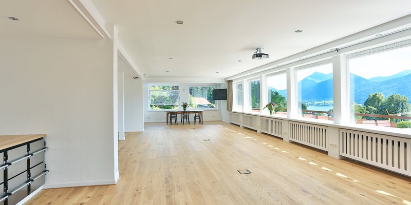 Traumblick auf Schliersee und Voralpen - Große Fensterfronten mit Ausblick und für optimale Lichtverhältnisse