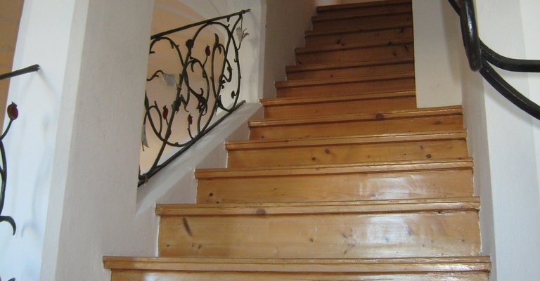 Kreuz-Gewölbe Traumwohnung - Treppe mit Kunstgeländer