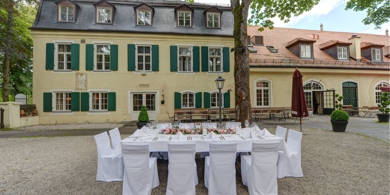 Manor House with arched cellar, Hall and courtyard