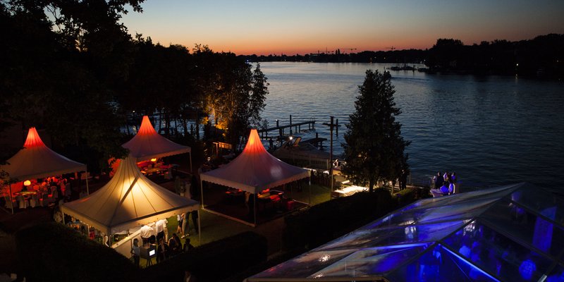 Location im Grünen/direkt am Wasser