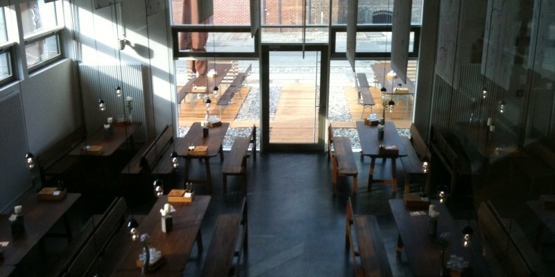 Modernes Restaurant mit industriellem Charme