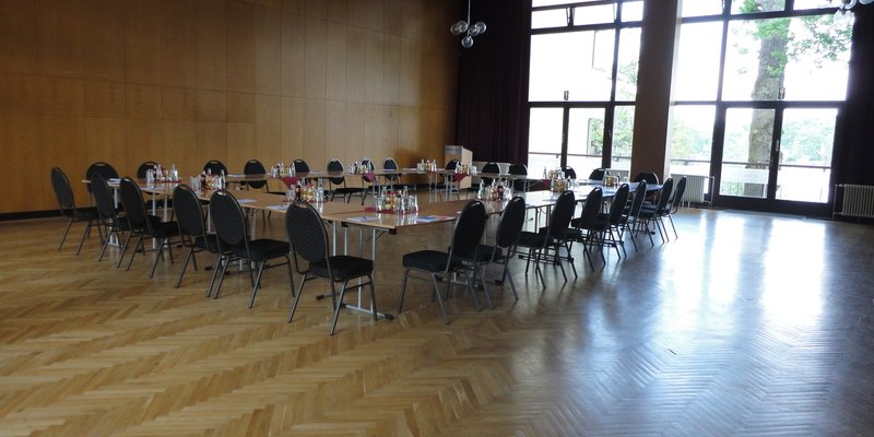 Location im Grünen/direkt am Wasser - der Saal