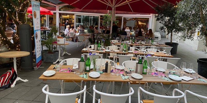 LOCATION gleich am Ausgang der S-Bahn/U-Bahn 