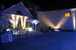  - Der Hof, links die Terrasse