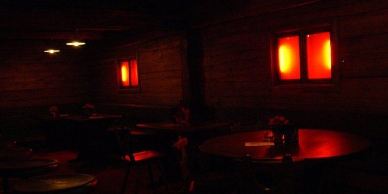 Gemütlich eingerichtete Bar mit Tanzfläche