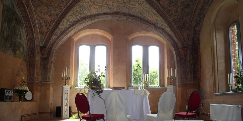 Castle with a chapel, Gewölbek.