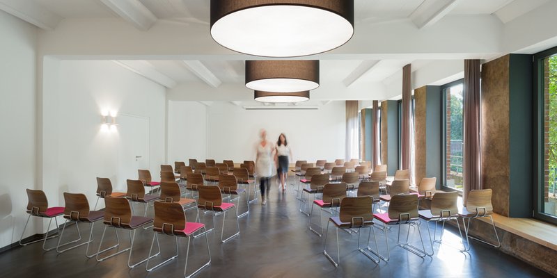 Seminarzentrum mit Lounge in klaren Formen