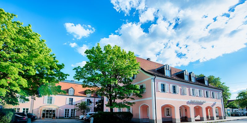 Hotel-restaurant with offices and meeting rooms