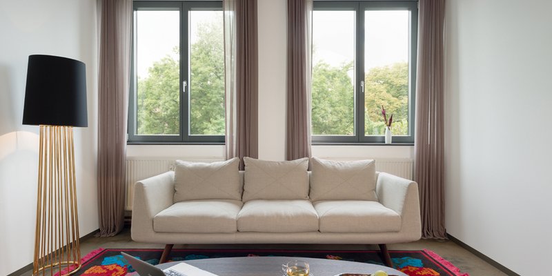 Seminarzentrum mit Lounge in klaren Formen