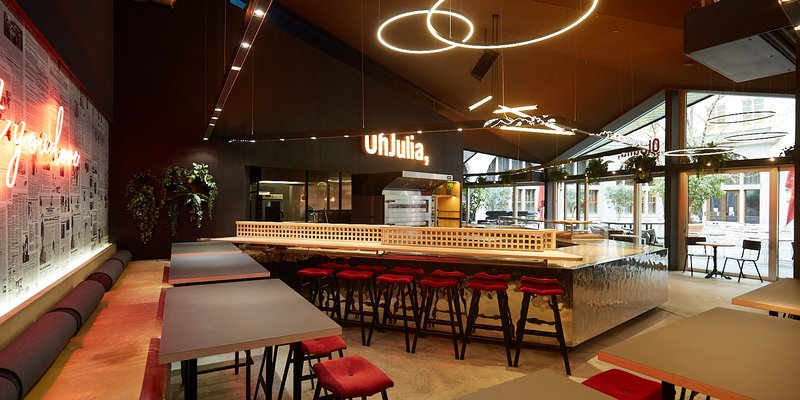 LOCATION gleich am Ausgang der S-Bahn/U-Bahn 