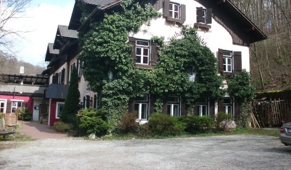 Waldkeller und Partymeile im Forsthaus