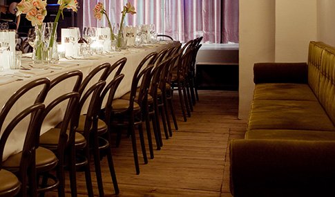 Theater-Location mit Bühne und Gastronomie - Theater mit Tafel