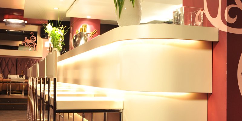 Club in lila/sandfarbenem Samt, Satin, Leder