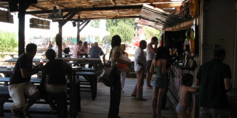 Strand am Hafen, von zwei Seiten Wasser - Strandbar