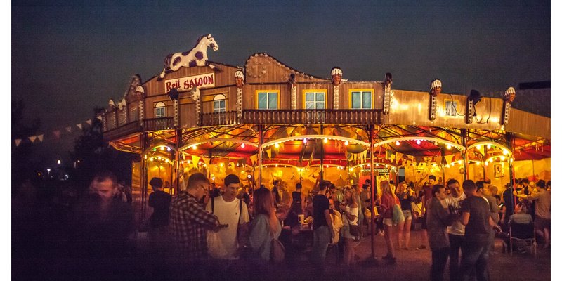 Sommer OpenAir-Location mit Zirkuscharakter