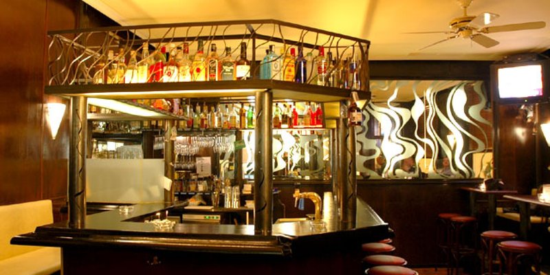 Bar m. schönem 70ies-Interieur