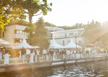 Location im Grünen/direkt am Wasser